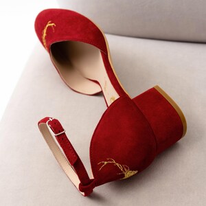 Rote Trachten-Braut-Sandalen mit handgefertigter Hirsch-Stickerei, Wildleder-Hochzeitsschuhe mit V-Ausschnitt, mandelförmiger Spitze Bild 3