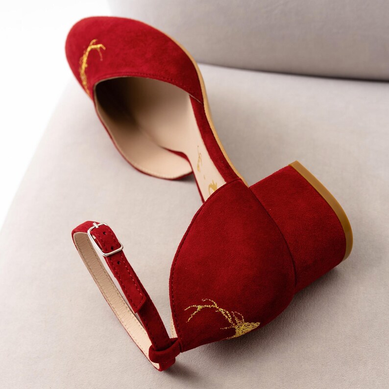 Rote Trachten-Braut-Sandalen mit handgefertigter Hirsch-Stickerei, Wildleder-Hochzeitsschuhe mit V-Ausschnitt, mandelförmiger Spitze Bild 3