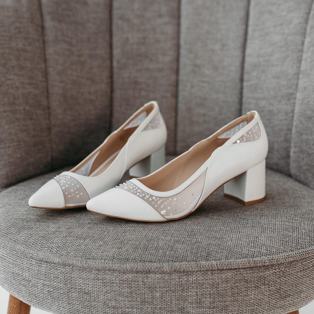 Zapatos de novia blancos de tacón bajo y bloque con bordado