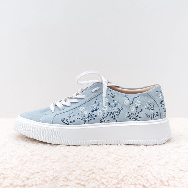 Sneakers da sposa blu con ricami di fiori di campo fatti a mano, Converse da sposa in pelle scamosciata, scarpe da tennis con ricami floreali