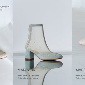 Puede incluir: Tres pares de botines etiquetados como MARRY B2, B6 y B8. MARRY B2 es de ante marfil con tac&oacute;n de 2,5 cm. MARRY B6 es de ante azul huevo de pato con tac&oacute;n de 6 cm. MARRY B8 es de ante blanco rosado con tac&oacute;n de 8,5 cm, todos con malla y perlas.