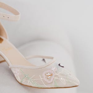 Ivory Wedding Sandals with Low Block Heels and Handmade Embroidery, Off White Bridal Shoes with Ankle Strap from Leather and Soft Mesh