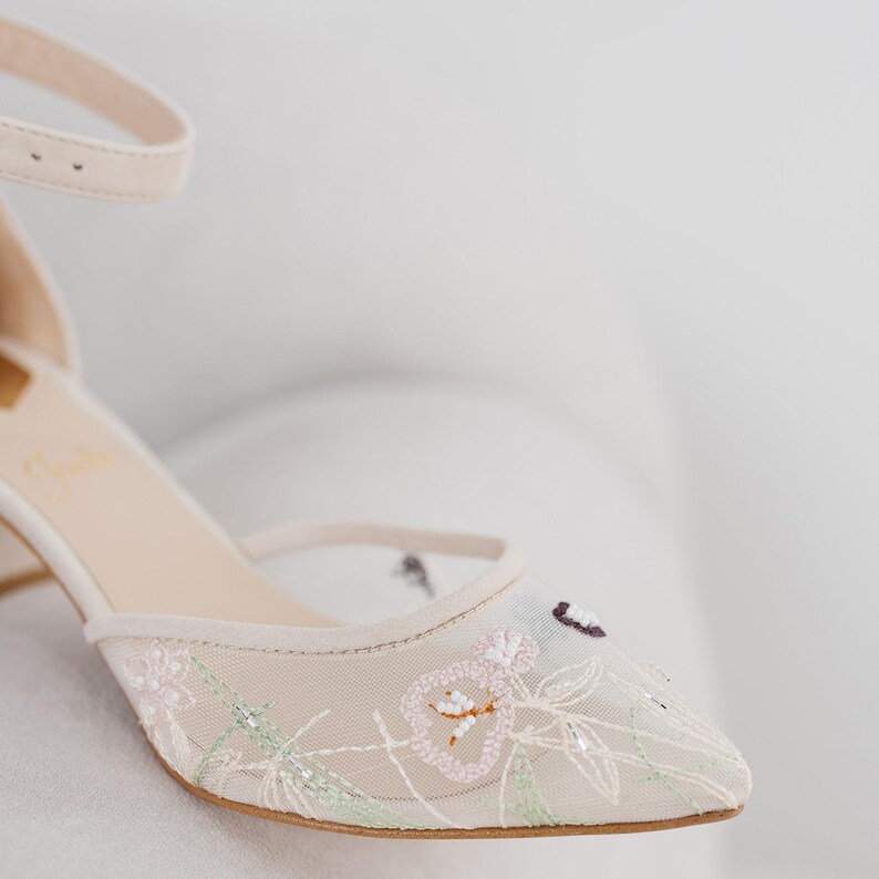 Ivory Wedding Sandals with Low Block Heels and Handmade Embroidery, Off White Bridal Shoes with Ankle Strap from Leather and Soft Mesh