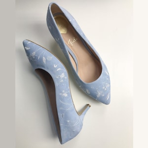 Blue Wedding Shoes with Kitten Heel and Floral Handmade Embroidery, Bridal Pumps from Natural Suede with Pointy Toe, Something Blue Shoes