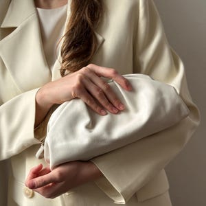 Torebka ślubna typu bagietka, plisowana skórzana konstrukcja z satynową podszewką, skórzana rączka, torebka ślubna, kopertówka z zawiasami
