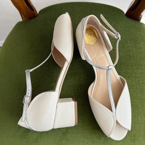 Elfenbeinfarbene Hochzeitsschuhe mit silbernem T-Riemen und niedrigem Blockabsatz, Off-white Hochzeitsschuhe mit offener Peep Toe