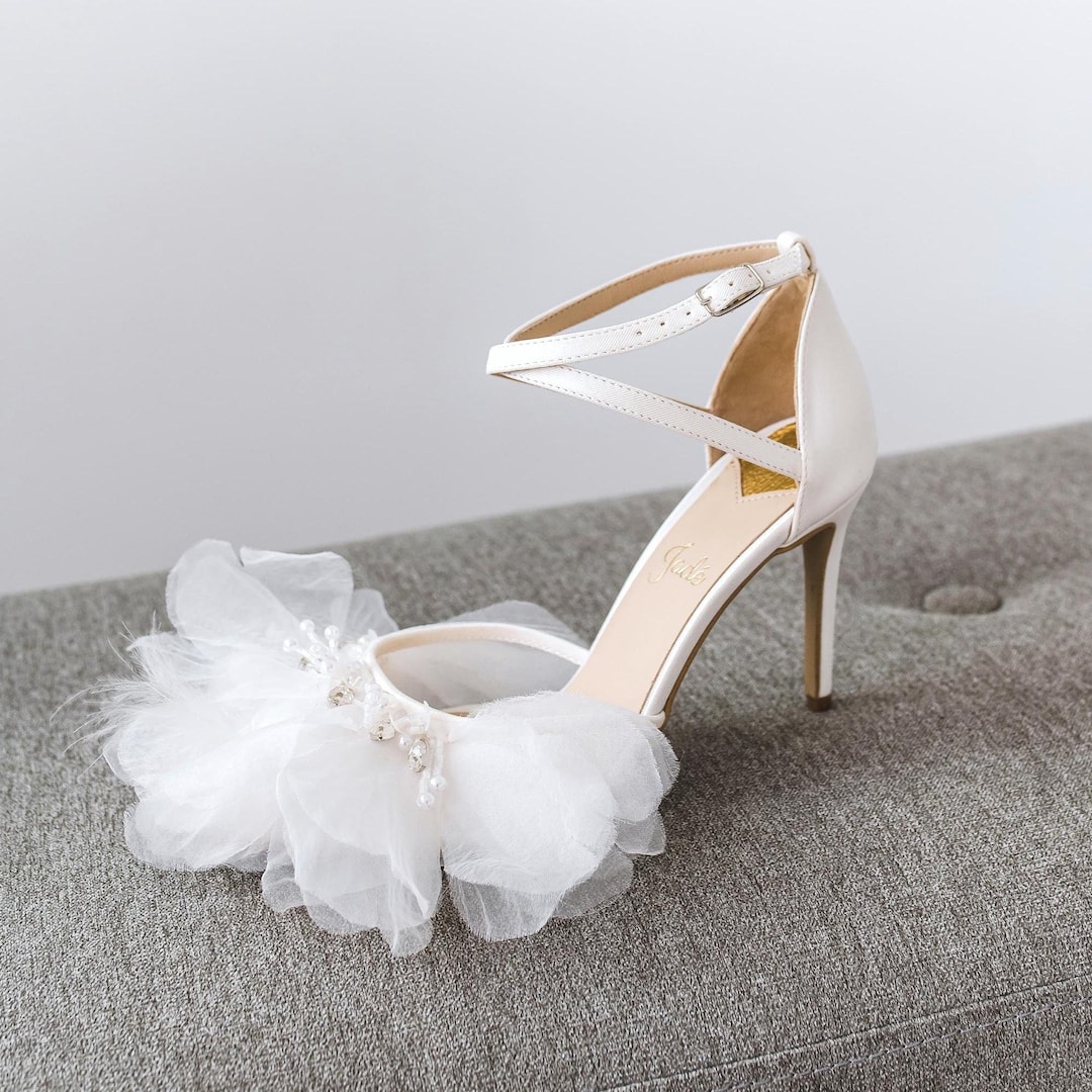 Sandali da sposa bianchi con fiori di organza e piume, tacchi a spillo e  cinturino alla caviglia, tacchi alti da sposa floreali, scarpe da sposa  fatte