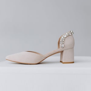 Pinky Weiße Hochzeitspumps mit niedrigem Blockabsatz und Kristallstickerei, Brautschuhe mit spitzer Zehe, Staubig Rosa Hochzeitsschuhe