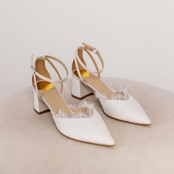 Off White Lace Wedding Shoes with Low Block Heel, White Satin Bridal Sandals with Chantilly Lace and Ankle Strap, Boho Bride Shoes