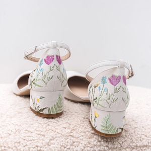 Sandalias de novia blancas con bordado de flores silvestres, zapatos de boda estilo prado con empeine en V, punta de almendra, tacón bajo para boda en el jardín