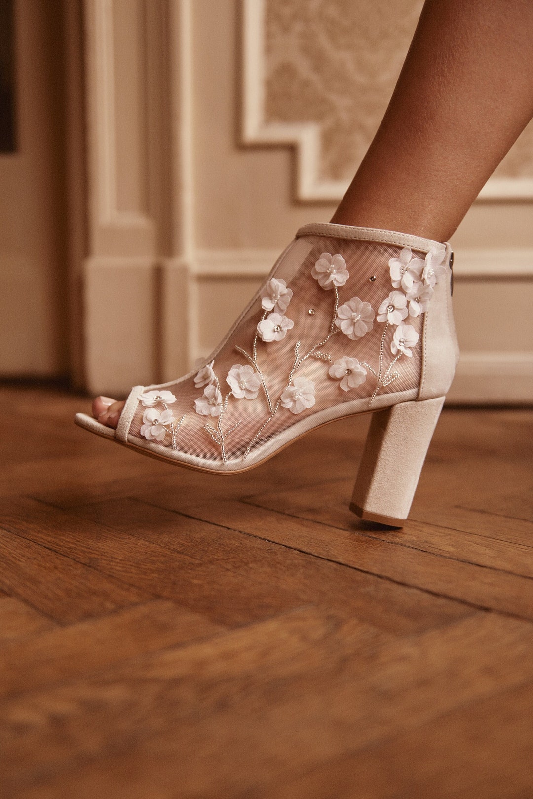 Women's Wedding Shoes Pointed Toe Block Heel Elegant Bridal Shoes with Printed Heart & Bow