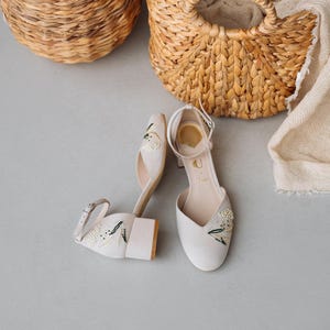 Elfenbeinfarbene Trachten-Braut-Sandalen mit niedrigem Blockabsatz und Edelweiss-Stickerei, traditionelle Hochzeitsschuhe mit V-Ausschnitt