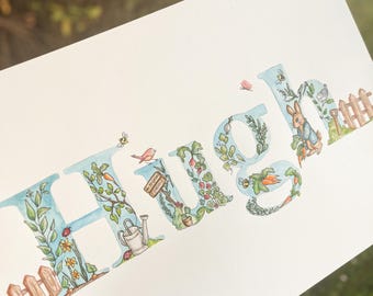 Op de afbeelding: Waterverfprint van de naam "Hugh", waarbij elke letter is versierd met tuinelementen. De "H" heeft een hek, bloemen en een lieveheersbeestje. De "u" heeft een gieter en een bord. De "g" heeft een konijn en wortels.