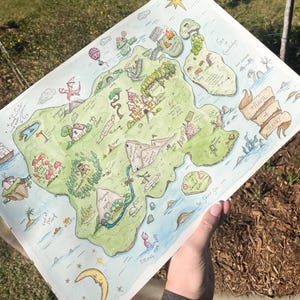 以下が含まれることがあります： 手描きのファンタジーマップ。お城、ドラゴン、島などの気まぐれなイラストが描かれています。「House of Henry」、「Sea of Knowledge」、「Mountain of Matt」の文字が記されています。緑、青、ピンクの色使いです。