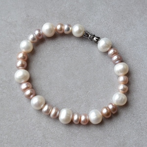 淡水パールブレスレット • ホワイトオーバルとピンクボタンパールブレスレット、9-10 mm • ブライズメイド、ブライダル、ウェディングパーティージュエリー • 彼女へのギフト
