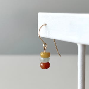Boucles d’oreilles à crochet de jade naturel, perles de bouton de jadéite birmanes naturelles 14K Boucles d’oreilles remplies d’or, bijoux de jade modernes, boucles d’oreilles Jade Drop