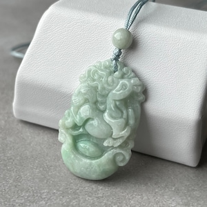 Jade Pferd Amulett Halskette • natürlicher Typ A Durchscheinend weiße + blassgrüne Jadeit geschnitzte chinesische Sternzeichen Tier Anhänger Halskette