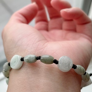 Natürliche Jadeit Perlen geknotete Armband, natürliches Weiß + bläulich grüne burmesische Jade Münze und Mini Barrel Armband, Jade Perlen Armband