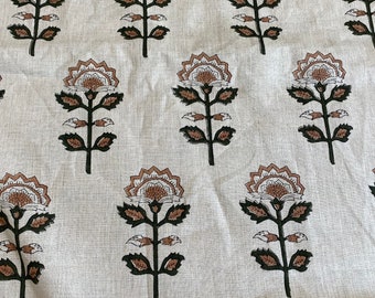 Puede incluir: Una tela blanca con un patrón repetitivo de diseños florales estilizados en marrón y negro. Las flores tienen un centro marrón y pétalos blancos con un contorno negro. Las hojas son negras con un contorno marrón.