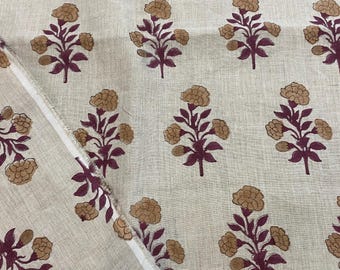 Puede incluir: Tela beige con un patrón repetido de diseños florales marrones y burdeos. La tela tiene una textura de lino sutil.