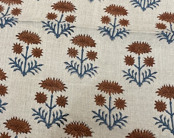 Puede incluir: Una tela beige con un patrón repetitivo de diseños florales marrones. Las flores tienen un tallo y hojas azules.