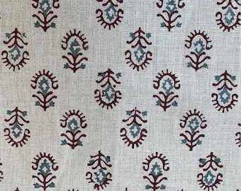 Puede incluir: Tela blanca con un patrón repetido de diseños florales marrones y azules. La tela tiene una textura sutil.