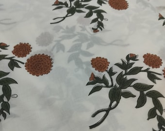 Puede incluir: Tela blanca con un patrón repetido de flores marrones y hojas verdes.