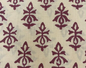 Puede incluir: Una tela beige con un patrón repetido de diseños florales marrones. El diseño es un motivo floral estilizado con una forma de lágrima central.