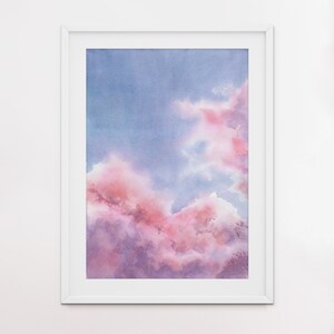 Puede incluir: Pintura acuarela de un cielo nublado rosa y morado. Las nubes son suaves y esponjosas, y el cielo es azul claro.