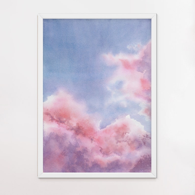 Puede incluir: Una pintura de acuarela de un cielo nublado rosa y morado. Las nubes son suaves y esponjosas, y el cielo es de un azul claro.