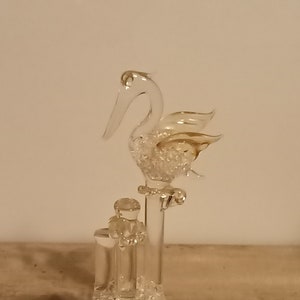 Figura de pelícano de cristal coleccionable de mediados de siglo