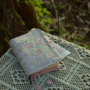 Funda floral de primera calidad para agenda, cuaderno y diario 2025 con presillas para bolígrafos para Hobonichi/Midori/Moleskine (A5/A6/Five-Year/B6/TN/Weeks/Pouch)