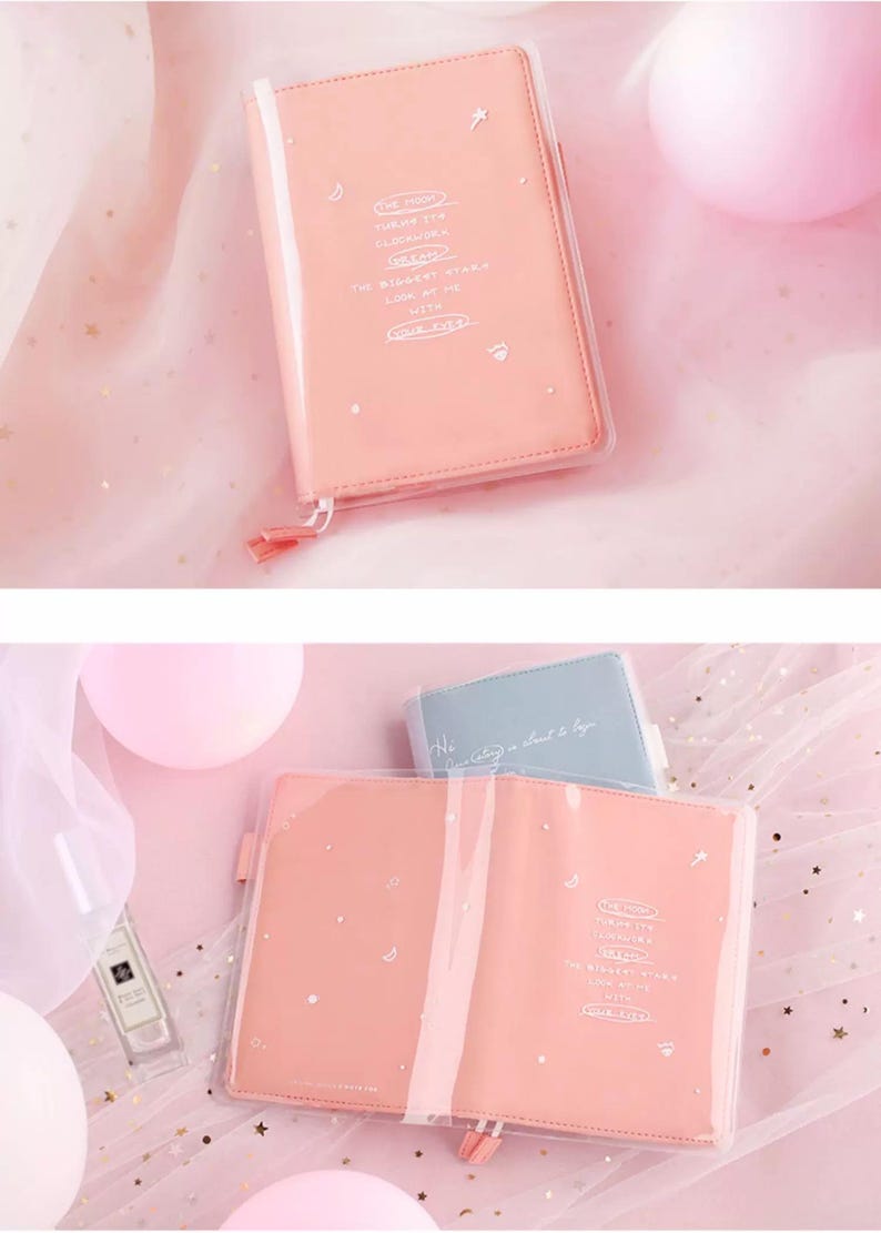 Puede incluir: Dos cuadernos de color rosa con cubierta de pl&aacute;stico transparente y un dise&ntilde;o de estrellas y luna blancas. El texto en el cuaderno dice "One moon turns into a clock, the brightest stars look at me with your eyes".