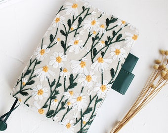 Funda con bordado floral de margaritas para planificador, cuaderno, diario y agenda 2026 con presillas para bolígrafos, compatible con Hobonichi, Midori y Moleskine (tamaños A5 y A6).