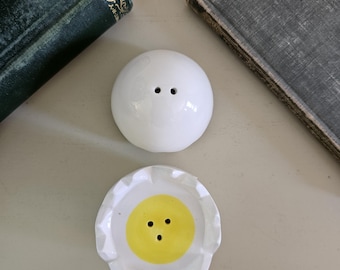 Vintage Cracked Egg Yolk Salt & Pepper Shaker | Retro Kitchen Decor