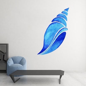 Könnte beinhalten: Ein blaues Aquarell-Muschel-Design an einer weißen Wand, mit zwei blauen Sesseln und einem schwarzen Couchtisch davor.