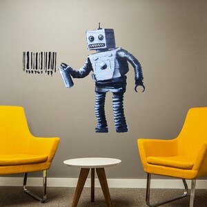 Peut inclure: Deux chaises jaunes avec des pieds chromés se font face dans une pièce aux murs gris. Une petite table blanche se trouve entre les chaises. Un robot pulvérisant un code-barres est sur le mur derrière les chaises. Le mur à droite des chaises présente un motif géométrique coloré.