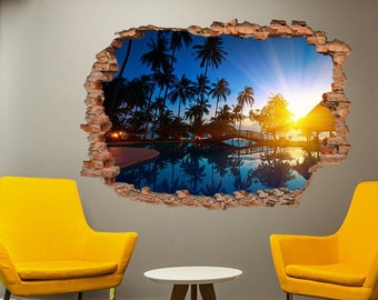 Op de afbeelding: Twee gele stoelen staan tegenover elkaar in een kamer met een muursticker met een tropisch strandthema. De sticker toont een strand met palmbomen, een zwembad en een zonsondergang.