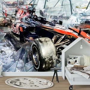Op de afbeelding: Een levendige muurschildering met een Formule 1-raceauto in beweging. De auto is voornamelijk marineblauw en rood, met het nummer 16 prominent aanwezig. De achtergrond heeft een gebroken glaseffect, wat een dynamisch gevoel geeft.