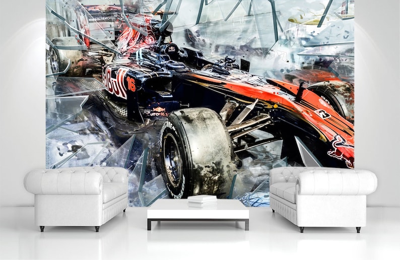 Op de afbeelding: Een grote muurschildering met een Formule 1-raceauto in actie, met een dynamische compositie van gebroken glaseffecten. De auto is voornamelijk zwart en rood, met zichtbare sponsorlogo's. De sc&egrave;ne speelt zich af in een moderne woonkamer met witte meubels.