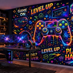 Könnte beinhalten: Ein lebendiges Spielzimmer mit einem Neon-Wandbild mit einem Controller, Kopfhörern und den Worten "Level Up" und "Play Hard". Der Raum umfasst einen Schreibtisch mit mehreren Monitoren, einen Gaming-Stuhl und ein Getränk mit Strohhalm.