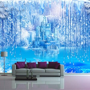 Op de afbeelding: Een blauw en wit ijs kasteel met ijspegels die van het plafond hangen. Het kasteel is omgeven door een blauw en wit winters tafereel. Een grijze bank met paarse kussens staat op de voorgrond.
