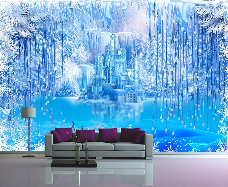 Op de afbeelding: Een blauw en wit ijs kasteel met ijspegels die van het plafond hangen. Het kasteel is omgeven door een blauw en wit winters tafereel. Een grijze bank met paarse kussens staat op de voorgrond.