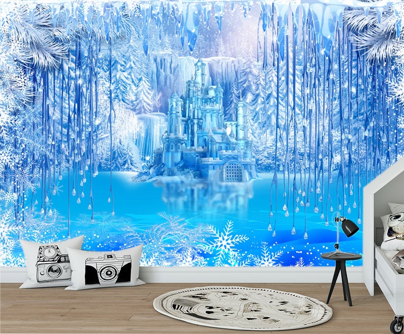 Op de afbeelding: Een blauwe en witte winterwonderland sc&egrave;ne met een bevroren kasteel op de achtergrond. De sc&egrave;ne is bedekt met ijs en sneeuw, met ijspegels die van de bomen hangen. Het kasteel is omgeven door een bevroren meer.