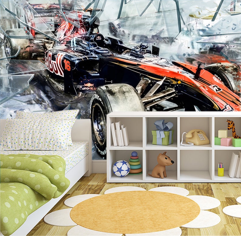 Op de afbeelding: Een kinderkamer met een muurschildering van een Formule 1-raceauto in zwart en rood, met nummer 16. De kamer heeft een wit bed met een polkadot kussen en een groene deken. Een witte plank bevat speelgoed en boeken, en een bloemvormig tapijt ligt op de vloer.