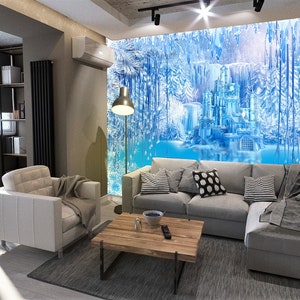 Op de afbeelding: Een woonkamer met een grijze hoekbank, een witte fauteuil en een houten salontafel. De muur achter de bank heeft een grote muurschildering van een blauw ijs kasteel in een besneeuwd bos.