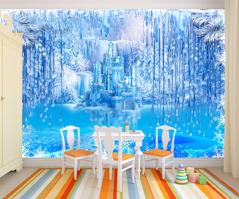 Op de afbeelding: Een blauw en wit ijs kasteel met een bevroren waterval in een winter wonderland sc&egrave;ne. Het kasteel is omgeven door bomen en ijspegels.