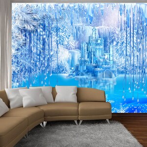 Op de afbeelding: Een blauwe en witte winterwonderland sc&egrave;ne met een kasteel op de achtergrond. De sc&egrave;ne is bedekt met sneeuw en ijs, en er zijn bomen en een bevroren meer op de voorgrond.