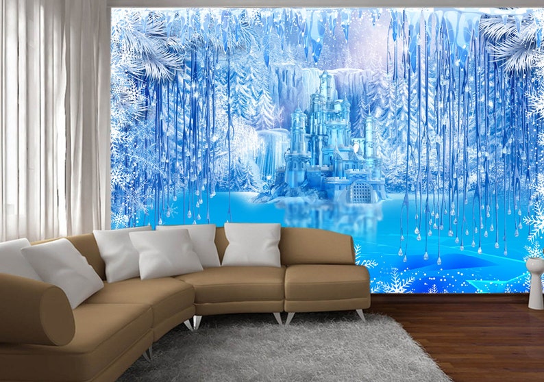 Op de afbeelding: Een blauwe en witte winterwonderland sc&egrave;ne met een kasteel op de achtergrond. De sc&egrave;ne is bedekt met sneeuw en ijs, en er zijn bomen en een bevroren meer op de voorgrond.