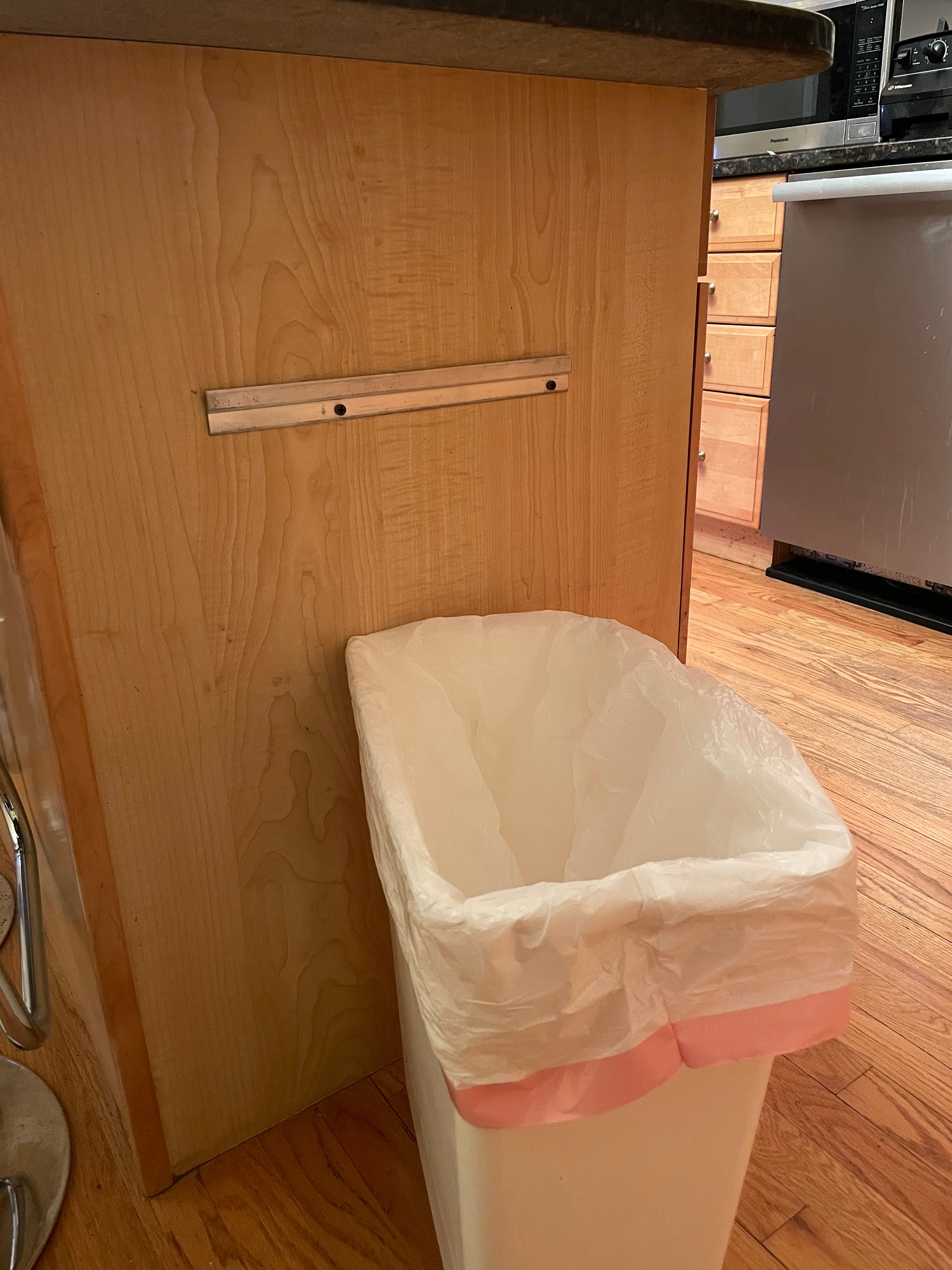 Poubelle suspendue à la porte sous lévier de la cuisine, corbeille en  plastique blanc 20-35-50Quart avec support de montage invisible -   France